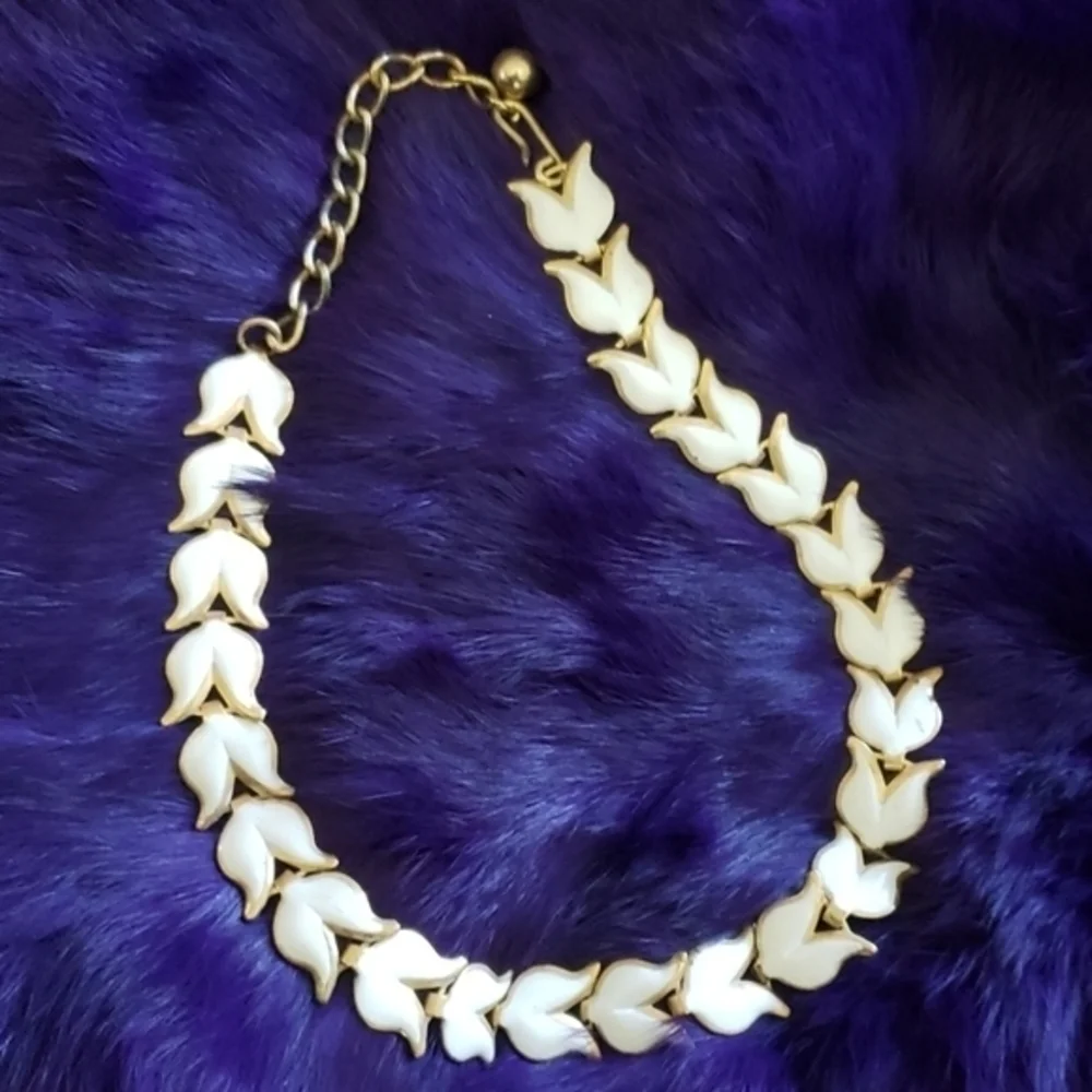 Vtg. White Enameled‎ Tulip Necklace